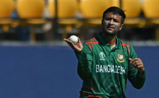 সাকিবের ঘূর্ণিতে ইংল্যান্ড শিবিরে টাইগারদের প্রথম হানা, দেখুন সর্বশেষ স্কোর