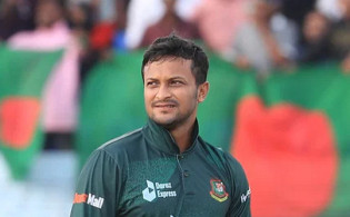 ক্রিকেট বিশ্বের দুই কিংবদন্তি ক্রিকেটারের ঘাড়ে নিঃশ্বাস ফেললেন সাকিব