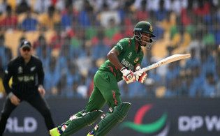 টানা উইকেট হারিয়ে ব্যাটিং বিপর্যয়ে বাংলাদেশ, দেখুন সর্বশেষ স্কোর