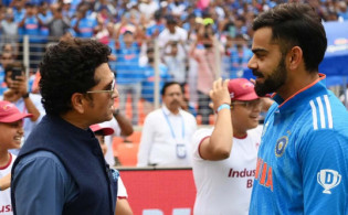 পাকিস্তানের বিপক্ষে ভুল জার্সি পরে নামলেন কোহলি