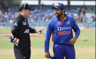 আধিপত্ত টিকিয়ে রাখার লড়াইয়ে এক পরিবর্তনে মাঠে নেমেছে ভারত