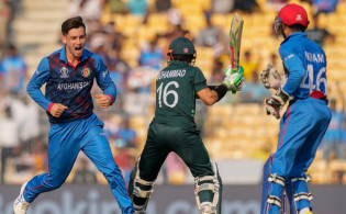 টানা ৩ উইকেট হারিয়ে ধুকছে পাকিস্তান, দেখুন সর্বশেষ স্কোর