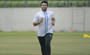 হঠাৎ দেশে ফিরেছেন সাকিব
