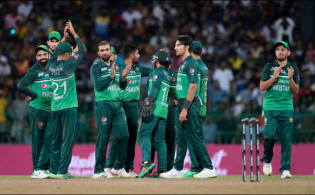 চাঞ্চল্যকর তথ্য ফাঁসঃ বাবরদের গত পাঁচ ম্যাচের বেতন দেওয়া হয়নি