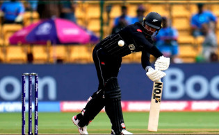 পাকিস্তানের বিপক্ষে সুবিধা করতে পারলো না কনওয়ে