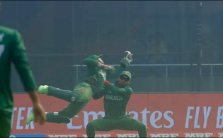 মুশফিকের উড়ান্ত ক্যাচ, শুরুতেই উইকেট হারাল লঙ্কান বাহিনী