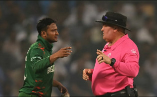ম্যাচ শেষ হাওয়ার আগেই সাকিবকে নিয়ে নিন্দার ঝড়