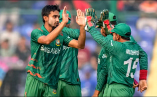 বিশ্বমঞ্চে প্রথম ম্যাচেই আলোকিত তানজিম সাকিব