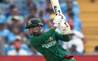আবারো উইকেটে পতন সর্বশেষ স্কোর দেখে নিন