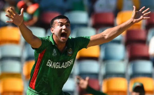 বিশাল টার্গেট তারা করতে গিয়ে প্রথমেই বিপর্যস্ত অস্ট্রেলিয়া
