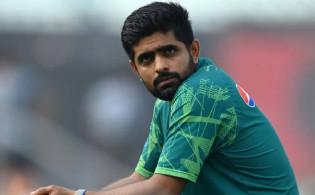 অবশেষে পাকিস্তানের অধিনায়কত্ব নেতৃত্ব ছাড়লেন বাবর