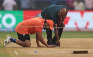 ভারতীয় স্পিনারদের সুবিধা দিতেই কি বদলে ফেলা হলো সেমিফাইনালের পিচ!