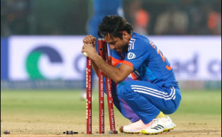 বিশ্বকাপে হারের পর অস্ট্রেলিয়ার বিপক্ষে প্রথম টি-টোয়েন্টিতে বড় স্কোরের নিচে ভারত