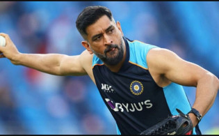 ভারতের কোচ হওয়ার প্রস্তাবে যা করতে হবে ধোনিকে
