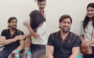 ভক্তদের আবদার মিটাতে একি কান্ড করলেন ধোনি