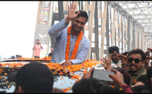 রাজনীতির মাঠে নামে জবাবদিহির মুখে সাকিব