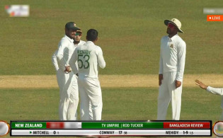 উইকেট হারিয়ে চাপে নিউজিল্যান্ড, দেখে নিন সর্বশেষ স্কোর-