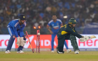 ভারতের স্বল্প পুঁজির শুরুতেই উইকেট হারিয়ে চাপে অস্ট্রেলিয়া
