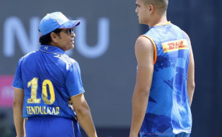 বাবার মতো নাকি কোঠায় কিভাবে এগিয়ে যাচ্ছে শচীনপুত্র