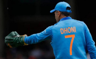 যে কারণে ব্যান্ড করা হল ধোনির জার্সি