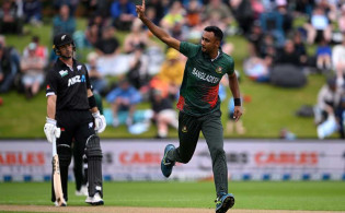 শরিফুলের জোড়া আঘাতে বাংলাদেশের দারুণ শুরু, দেখেনিন সর্বশেষ স্কোর-