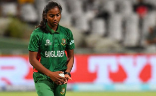 আইসিসির বর্ষসেরা ক্রিকেটারের দৌড়ে মারুফা
