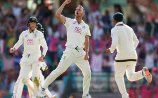 ৩য় দিন শেষে হোয়াইটওয়াশের মুখে পাকিস্তান