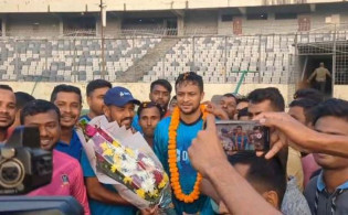 মিরপুর শেরে-ই বাংলা স্টেডিয়ামে সাকিবকে ফুলের শুভেচ্ছা