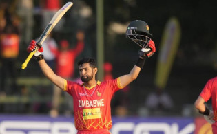 টি-টোয়েন্টিতে টানা ফিফটির রেকর্ড গড়লেন সিকান্দার রাজা