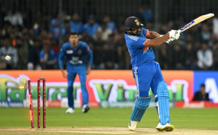 আফগান পেসারকেই সামলাতে না পেরে ডাক মেরে লজ্জার রেকর্ড করলেন রোহিত
