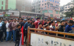 মাঠে নয়, মাঠের বাইরে দর্শকদের ব্যাপক চাপ