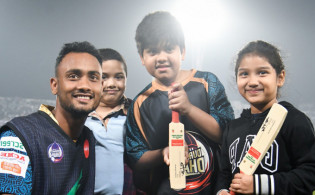 পরিবারের সামনে হ্যাটট্রিক হলেন ম্যাচ সেরা, যা বললেন শরিফুল