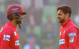 বিয়ে করেই মাঠে নতুন রেকর্ড গড়লেন মালিক