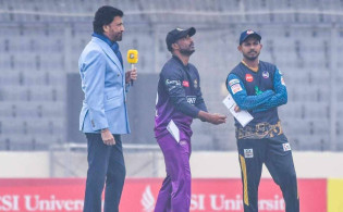 ফ্লাডলাইটের আলোতে শেষ হলো টস পর্ব, একাধিক চমক দুর্দান্ত ঢাকায় দেখেনিন একাদশ -