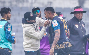 ব্রেকিং নিউজ, বল মাথায় লেগে রক্তাক্ত হয়ে মাঠ ছাড়লেন গুনাথিলাকা