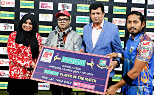 ম্যাচ সেরা পুরস্কারের সব অর্থ বিজয় দিলেন ক্যান্সারে আক্রান্ত কোচকে