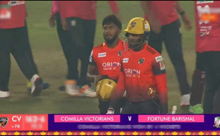 শেষ ওভারের চরম নাটকীয়তায় শেষ হল কুমিল্লা ভিক্টোরিয়ান্স-ফরচুন বরিশালের ম্যাচ