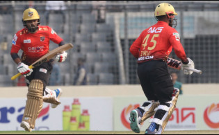 হাইভোল্টেজ ম্যাচে ডিফেন্ডিং চ্যাম্পিয়নদের স্বল্প পুঁজির স্কোর