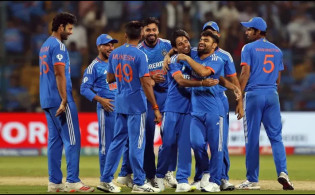 ভারতীয় এই তারকা ক্রিকেটারের বাবা বাড়িতে গ্যাস সরবরাহের কাজ করতেন (ভিডিও)
