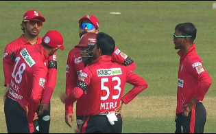 শোয়েব মালিককে নিয়ে মাঠে বরিশাল, ১০ ওভারে শেষে স্কোর-