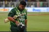 আমাকে ঝুলিয়ে রাখবেন না! যে কারণে বললেন আজম খান