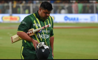 আমাকে ঝুলিয়ে রাখবেন না! যে কারণে বললেন আজম খান