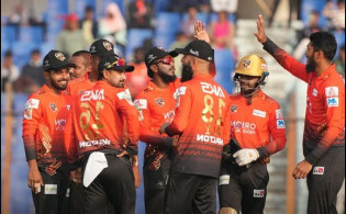 জ্যাক-মঈনে তাণ্ডবে ঘরের মাঠে বিধ্বস্ত চট্টগ্রাম!