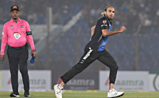 ভাঙা আঙুল নিয়েই যেভাবে '৫' উইকেট শিকার তাহিরের!