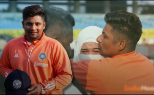 কাঁদতে কাঁদতে সরফরাজের ক্যাপে বাবার চুমু, স্ত্রীর চোখের পানি মুছে দিলেন সরফরাজ