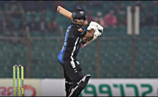 আবারও সাকিবের ঝোড়ো ব্যাটে মরা ম্যাচে বড় স্কোর করলো রংপুর!