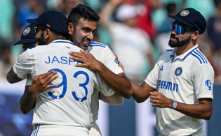 টেস্ট ম্যাচ চলাকালেই বিদায় নিলেন ভারতীয় তারকা ক্রিকেটার!