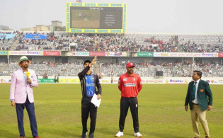 ফাইনালে ওঠার লড়াইয়ে টসে জিতে ব্যাটিংয়ে যেদল!