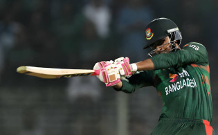 এক ইনিংসেই তিন বড় বড়  রেকর্ড গড়লেন রিশাদ