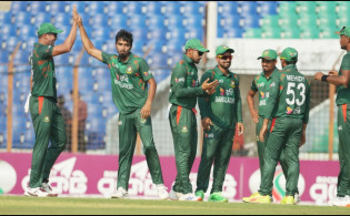 তানজিম সাকিবের ৩ উইকেটে দারুণ লড়ছে বাংলাদেশ, ২৫ ওভার শেষে দেখেনিন স্কোর-